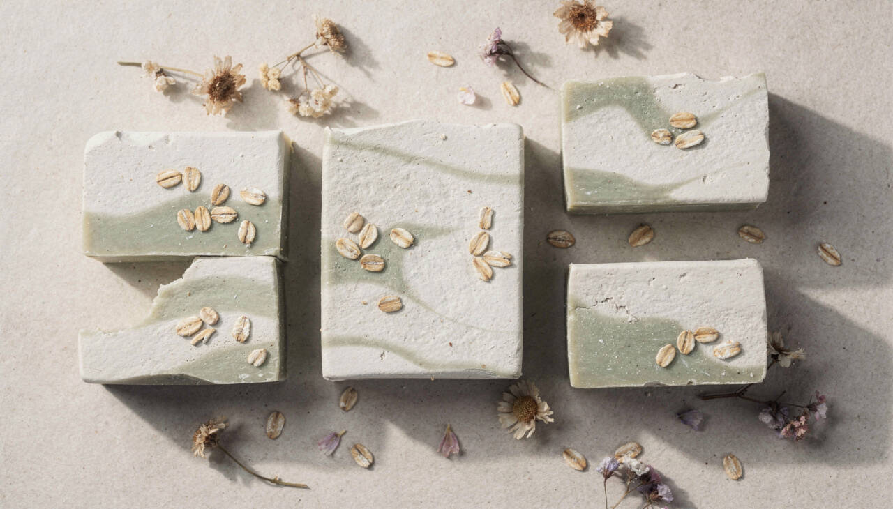 O passo a passo a seguir utiliza base glicerinada vegetal, uma das formas mais acessíveis para começar a produzir em casa