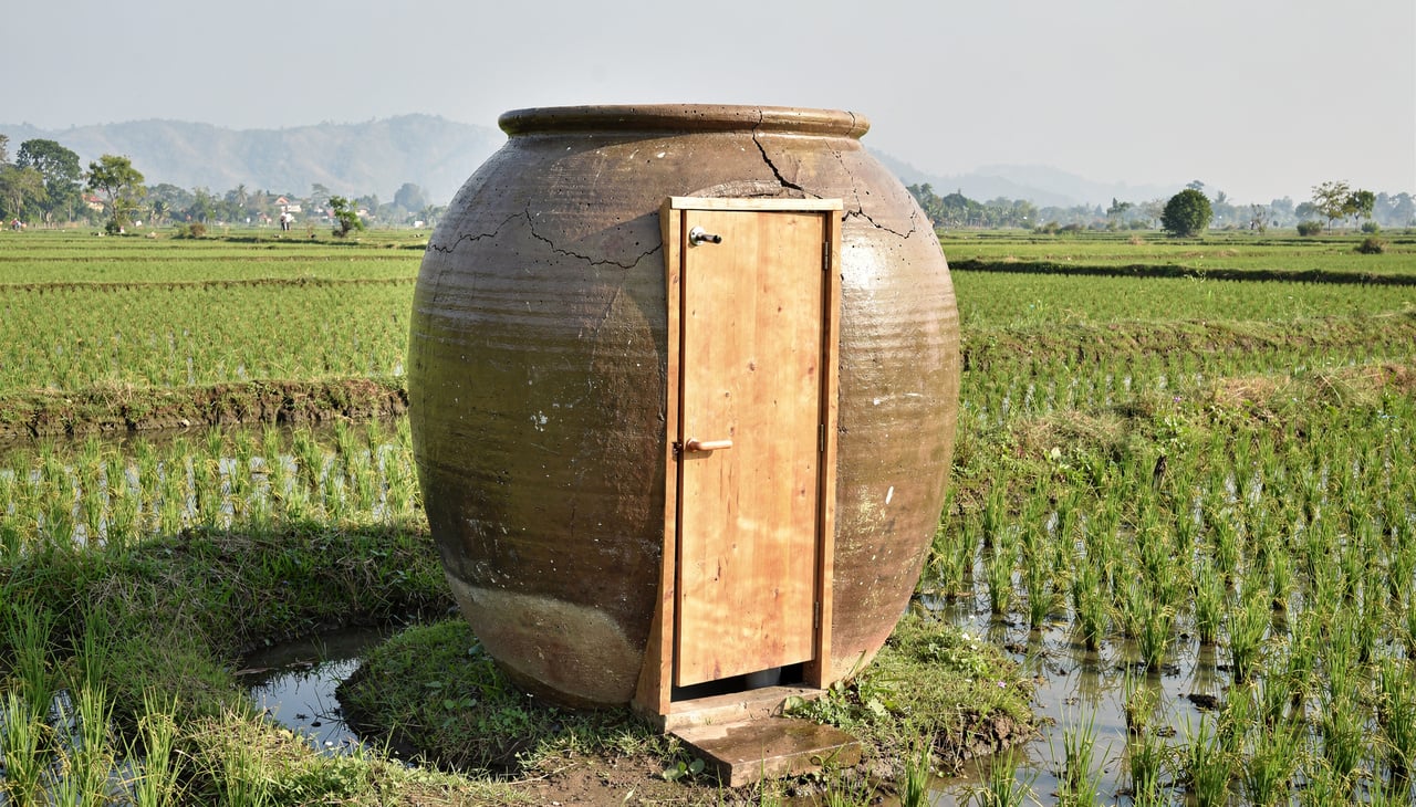 O criador do projeto aproveitou um pote de cerâmica tradicional de tamanho monumental que normalmente seria descartado