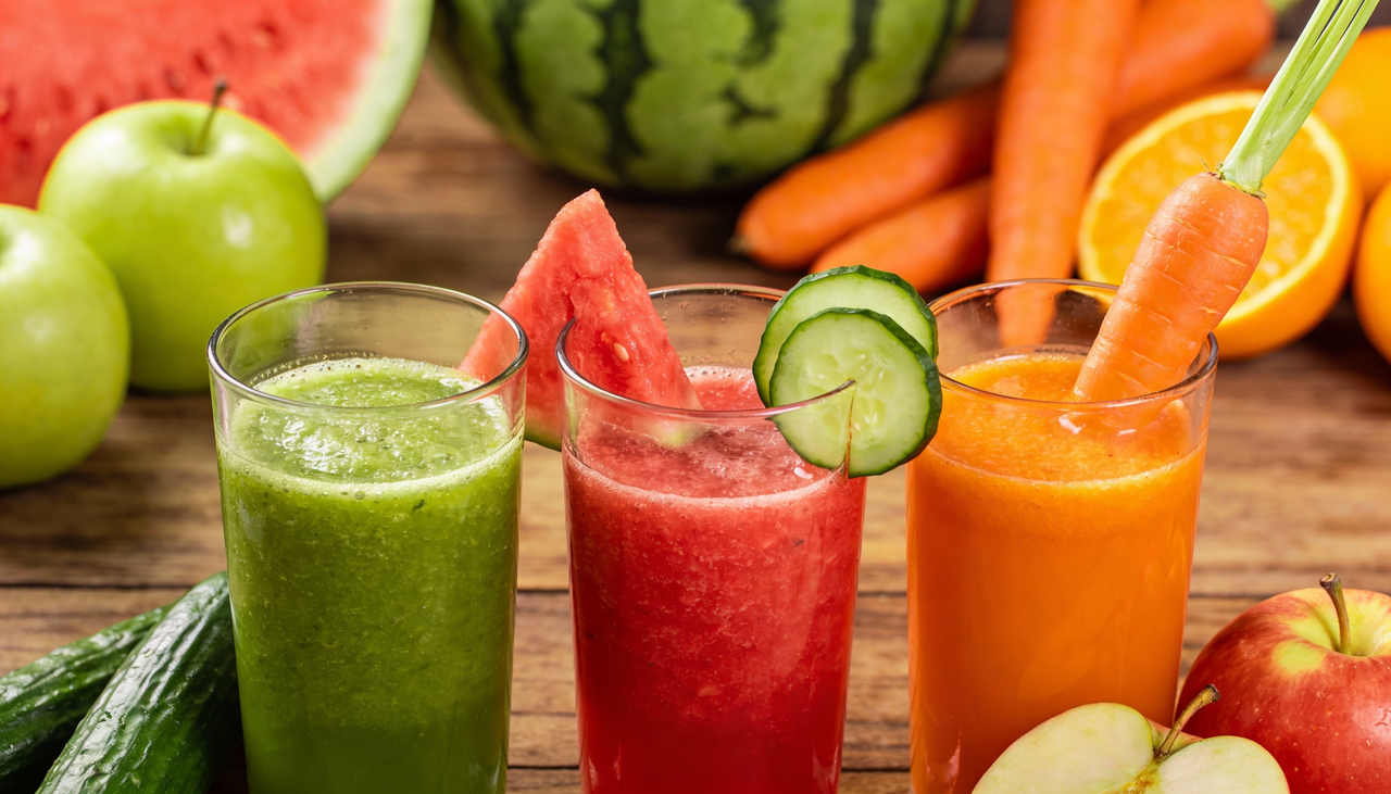 Fazer um detox caseiro significa organizar a alimentação por um curto período, priorizando sucos naturais, água, chás e refeições leves