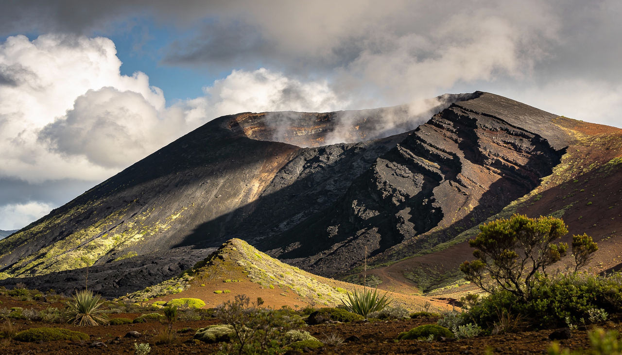Os vulcões mais antigos do planeta representam testemunhas geológicas de processos naturais que moldam a Terra há milhões de anos