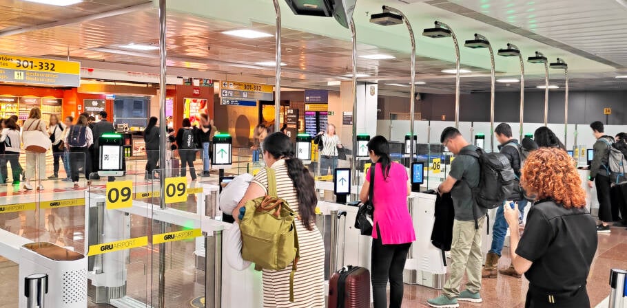 As novas portas de controle automático de passaporte na área de embarque no Terminal 3