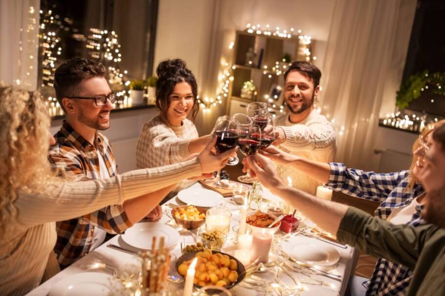 A escolha da música também é importante para criar bons momentos para os convidados (Imagem: Ground Picture | Shutterstock)