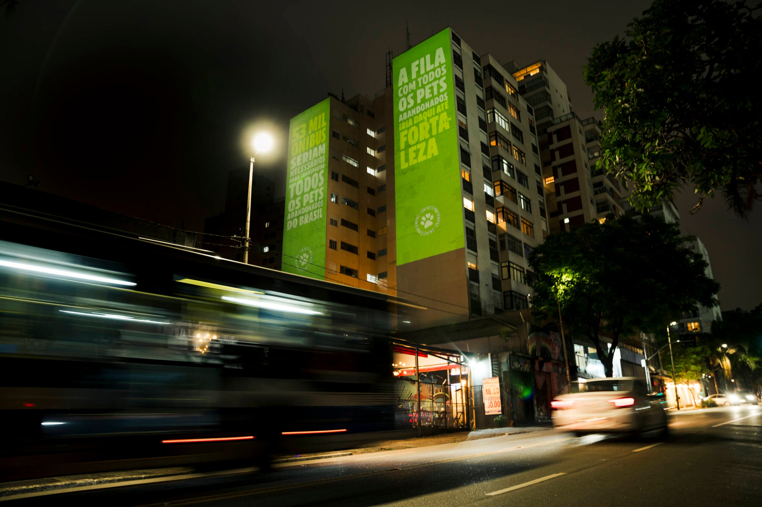 Para gerar empatia e conscientização para essa causa, Guabi Natural projetou frases com dados reais e alarmantes na fachada de prédios em pontos icônicos de São Paulo
