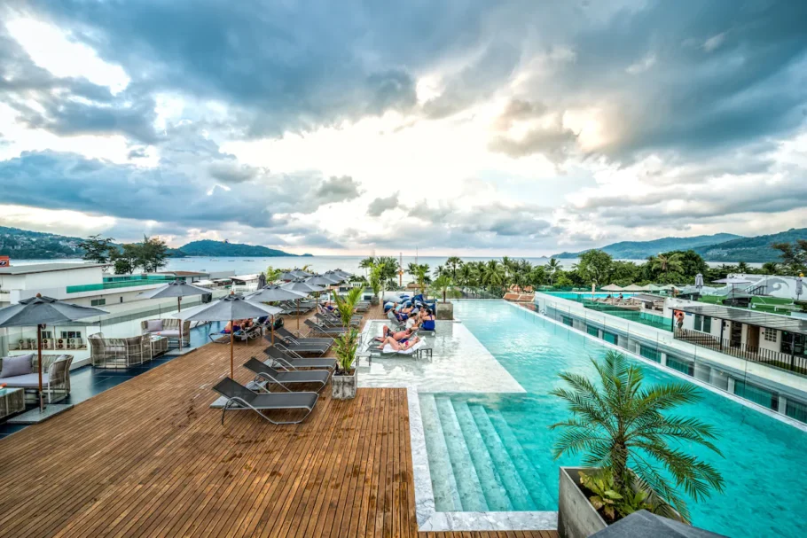 Hotel Clover Patong Phuket, na Tailândia; destino é ideal para quem planeja fazer uma Rota de hotéis