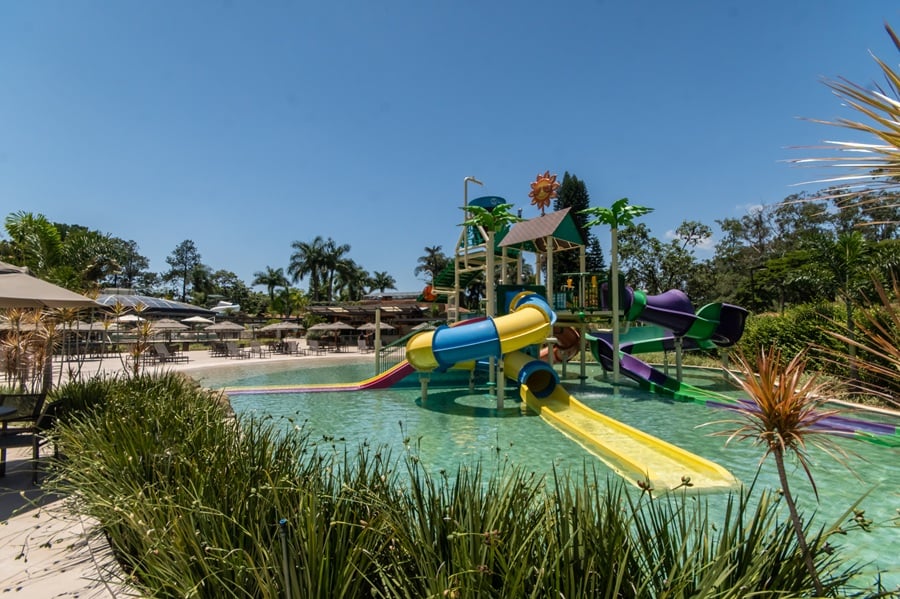 Área da piscina com toboágua do Hotel Fazenda Mazzaropi, em Taubaté