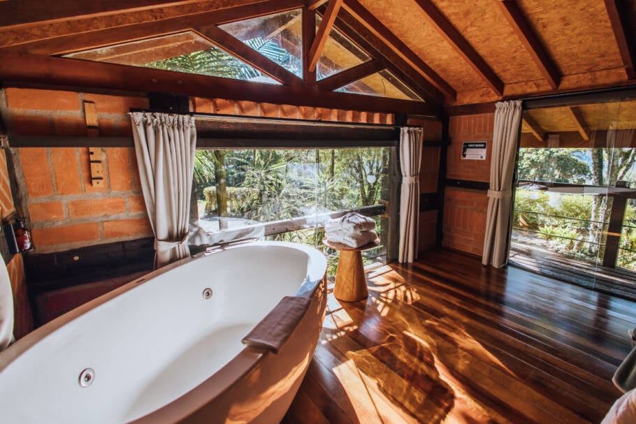 Interior de uma das cabanas com hidro da Reserva Santo Antônio