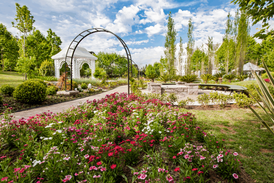 O belo jardim do Castelo Saint Andrews, em Gramado
