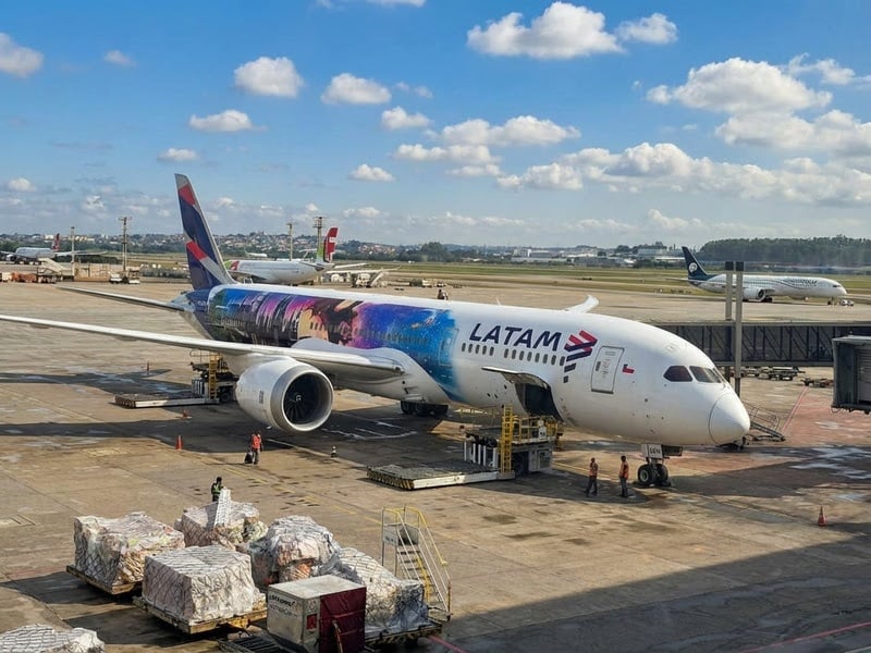 Avião da Latam com a fuselagem temática de Harry Potter