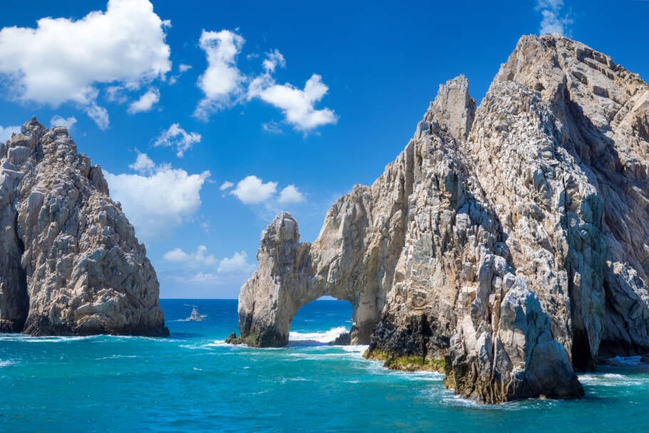 Vista do Arco de Cabo San Lucas, no Mar de Cortés, formação rochosa que marca o encontro do oceano Pacífico com o Golfo da Califórnia