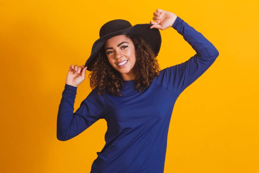 O uso de roupas e acessórios adequados também faz parte da proteção da pele (Imagem: Bernardo Emanuelle | Shutterstock)