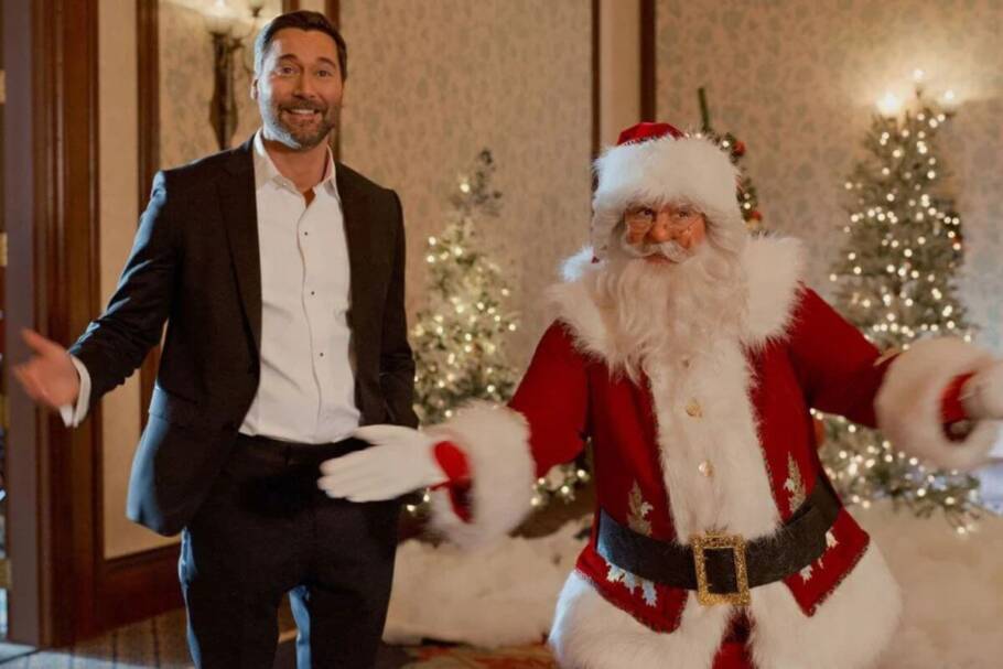 “O Segredo do Papai Noel” acompanha a história de uma mãe solo que decide se disfarçar de Papai Noel para conseguir um emprego (Imagem: Reprodução digital | Netflix)