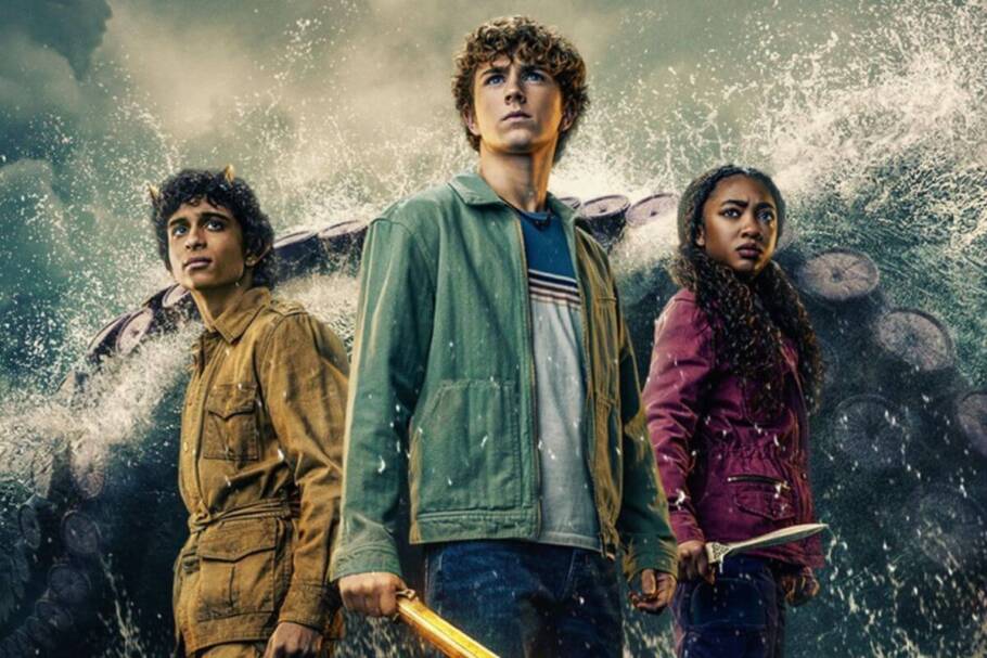 capa da série "Percy Jackson e os Olimpianos" com os três protagonistas parados um ao lado do outro e uma onda com monstros ao fundo