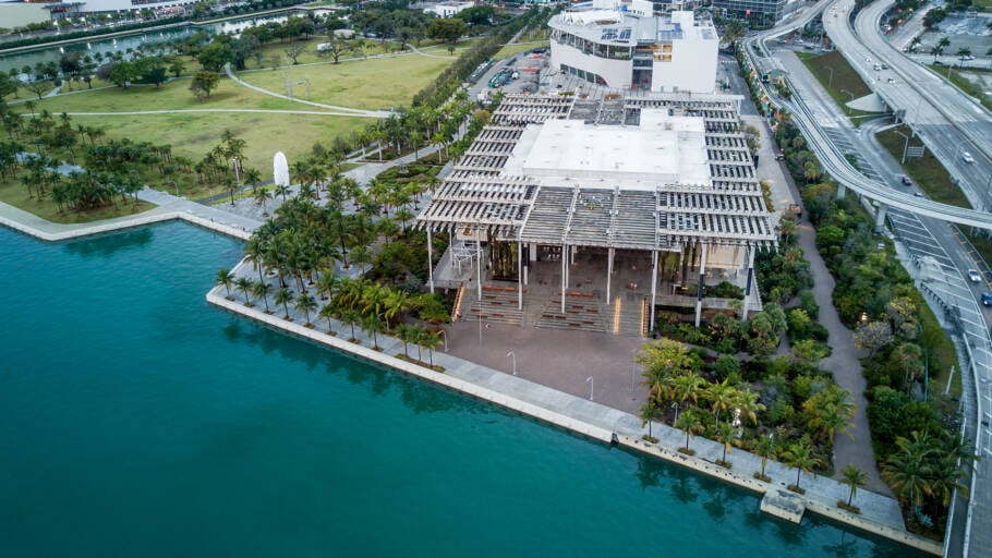 Vista do imponente Perez Art Museum Miami