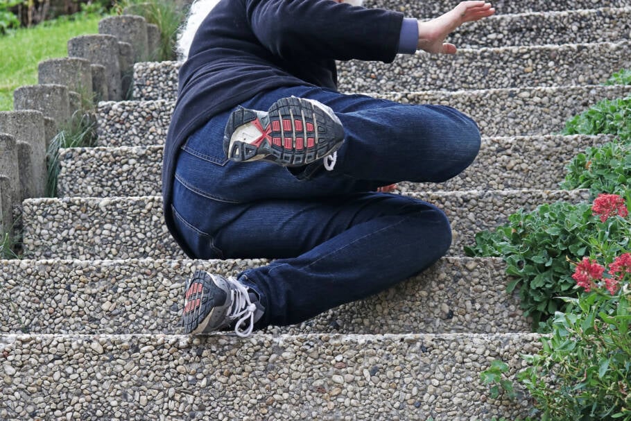 O riso só tende a permanecer quando o observador percebe que nada sério aconteceu