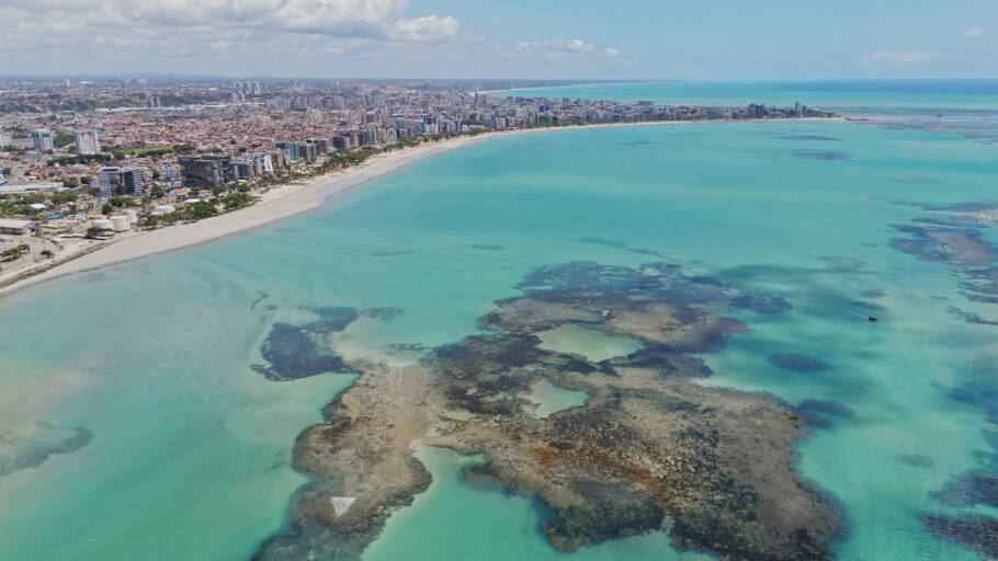 Vista da famosa praia de Pajuçara, um dos cartões-postais de Maceió
