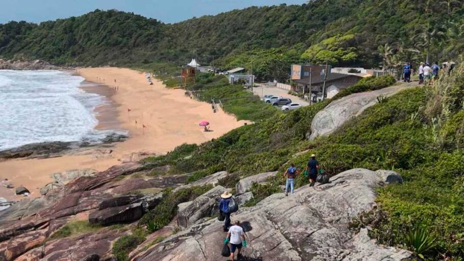 Vista da Praia do Pinho, em Balneário Camboriú (SC), considerada a primeira voltada para o nudismo no Brasil
