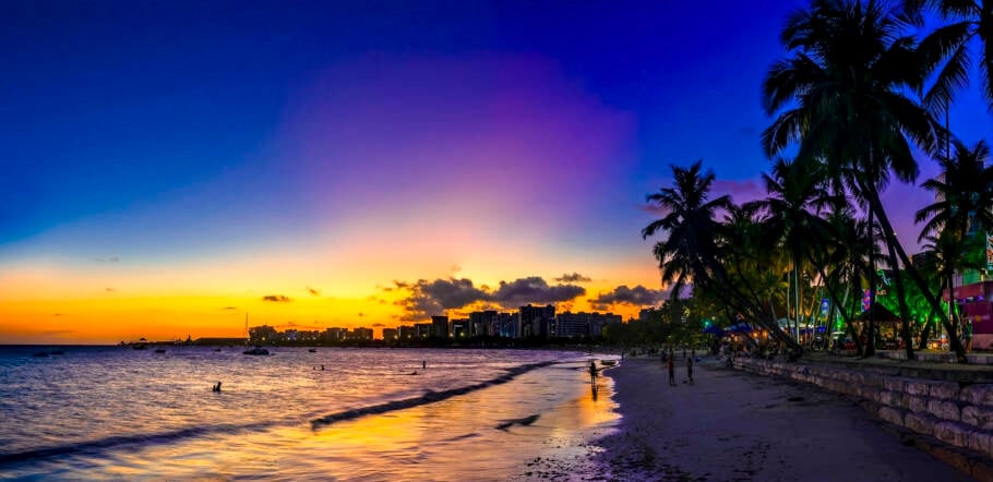 Pôr do sol na Praia de Pajuçara, em Maceió (AL)