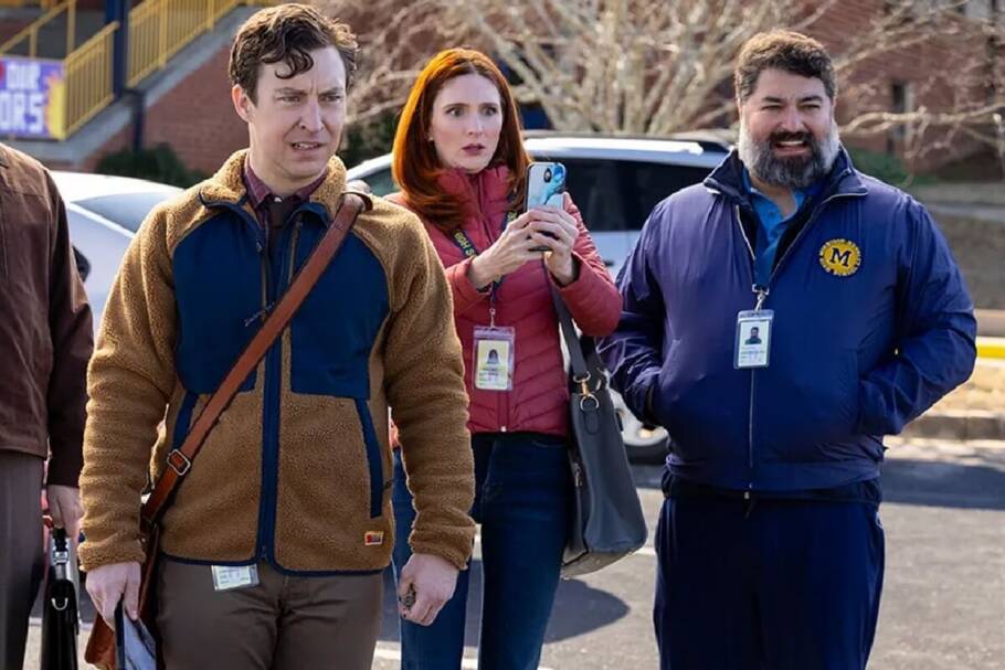 A série “O Professor” retorna mostrando Evan enfrentando novos dilemas profissionais e pessoais no ambiente escolar (Imagem: Reprodução digital | FX)