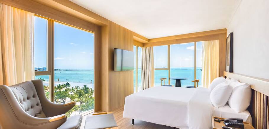 Quarto panorâmico do Sais Beach Living Hotel com vista para o mar 