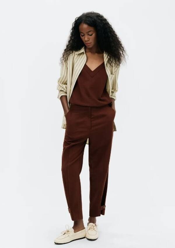 Essa regata em linho com decote V sai por R$92,14 no Pix