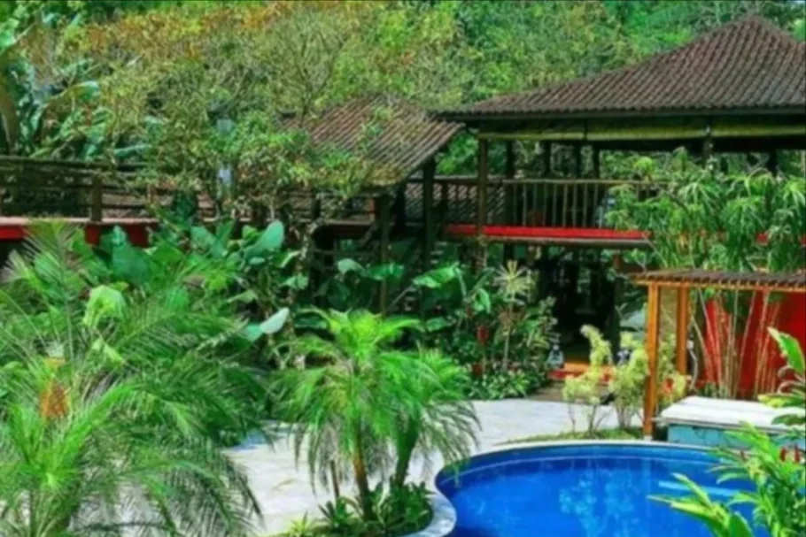 Área da piscina da Reserva Camburi, na badalada Praia de Camburi, em São Sebastião