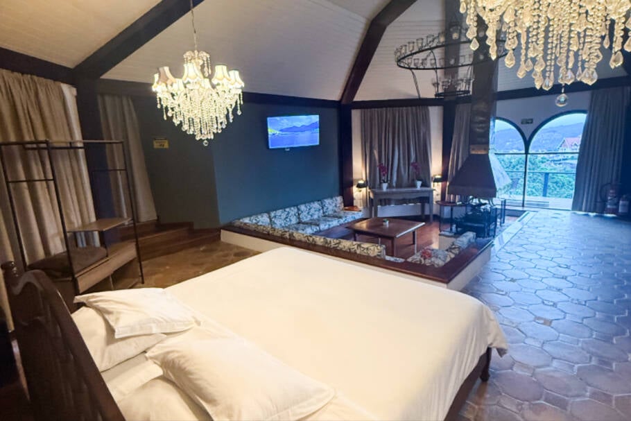 Interior da Cabana Retrô Master com vista para Serra da Mantiqueira