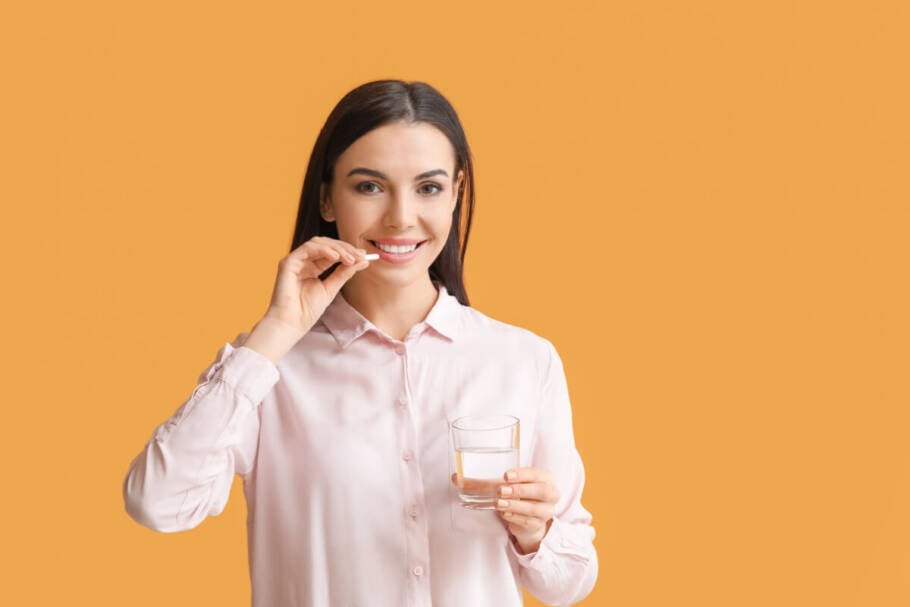 Os antirretrovirais atuam impedindo a replicação do HIV, protegendo as células de defesa e reduzindo o risco de progressão para a Aids (Imagem: Pixel-Shot | Shutterstock)