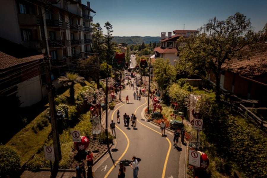 Rua Torta, um dos pontos turísticos de Gramado (RS), com decoração natalina