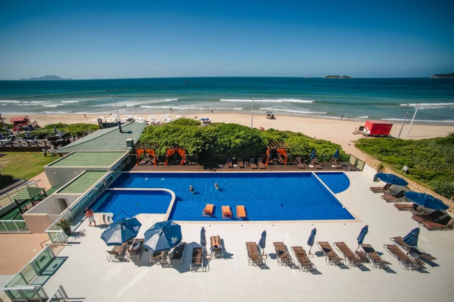 Slaviero Hotel Ingleses Convention possui saída direta para a praia