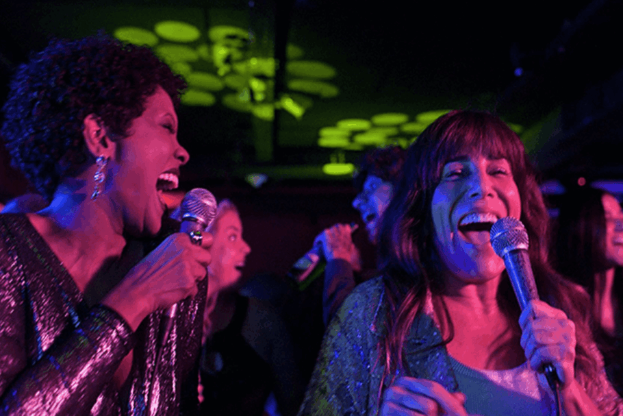 “Sexa” conta a história de uma mulher de 60 anos que se apaixona por um homem 25 anos mais jovem (Imagem: Reprodução digital | Elo Studios)