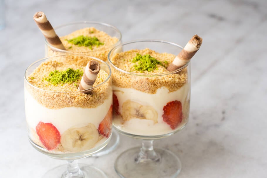 Sobremesa natalina com biscoito triturado e morango