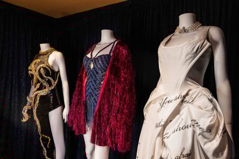 Três peças do figurino da Eras Tour, da cantora Taylor Swift, estão em exposição no parque temático Hollywood Studios, em Orlando