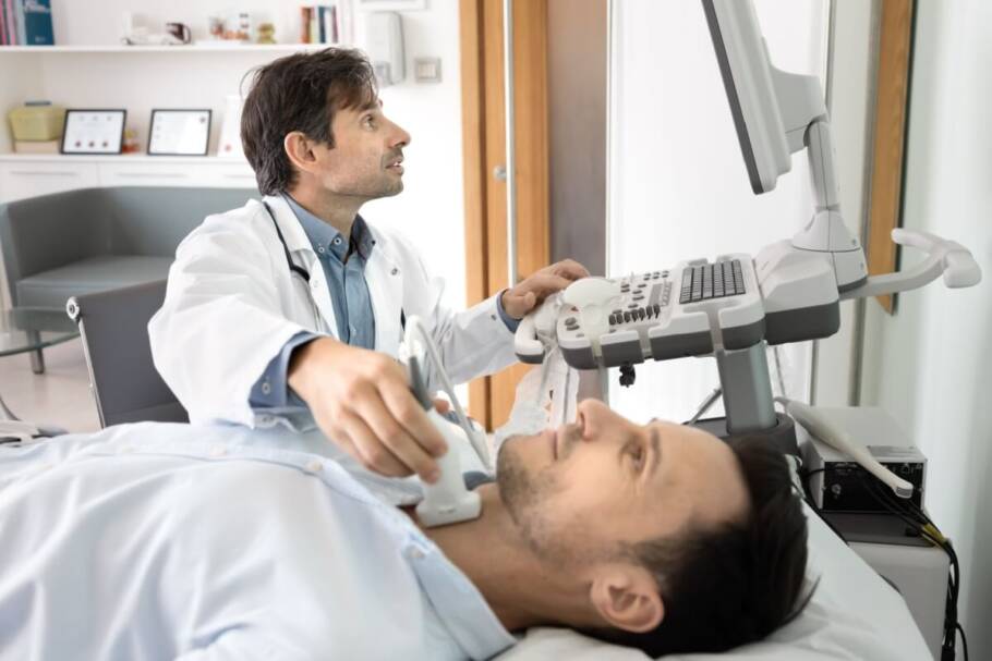 O ultrassom é um importante exame a ser feito para identificar características suspeitas ligadas a nódulos na tireoide (Imagem: fizkes | Shutterstock)