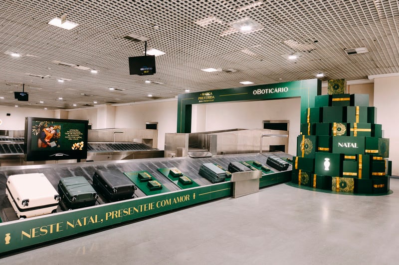 Passageiros que desembarcam no aeroporto de Guarulhos foram surpreendidos com presentes