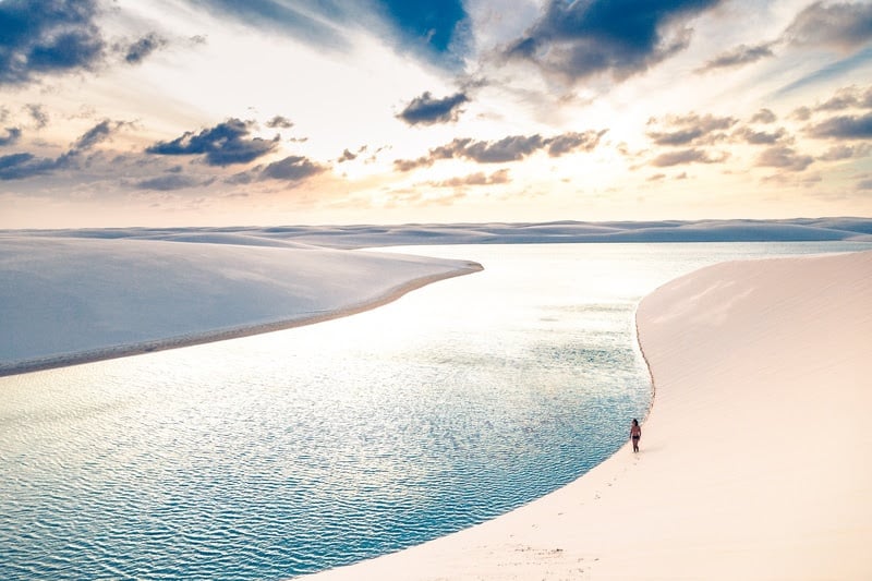 Aalternância entre dunas e lagoas cria uma paisagem em constante mudança nos Lençóis Maranhenses