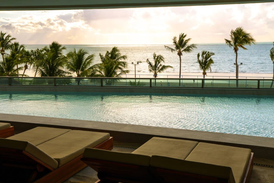 Piscina do Sais Beach Living Hotel em Maceió,  na Praia de Pajuçara