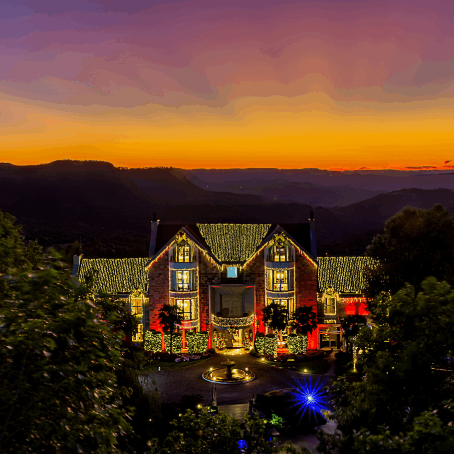 Fachada do Castelo Saint Andrews decorada para as festas de fim de ano