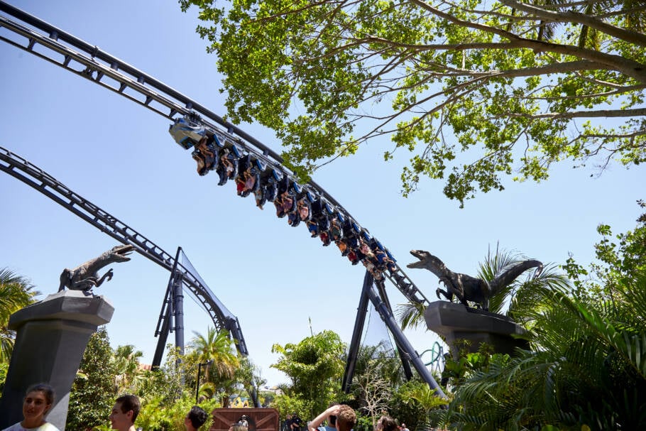 Para quem curte adrenalina, a montanha-russa Velocicoaster, no Islands of Adventure