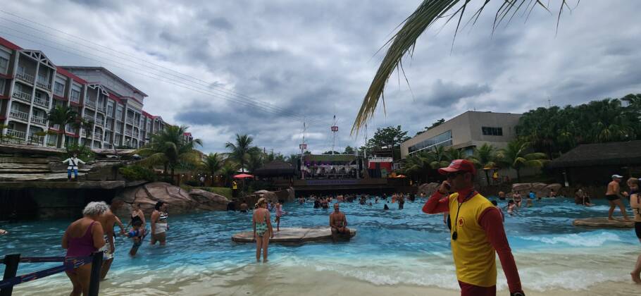 A piscina de ondas do Thermas de São Pedro