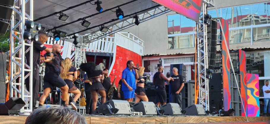 Grupo É o Tchan durante show no Thermas de São Pedro