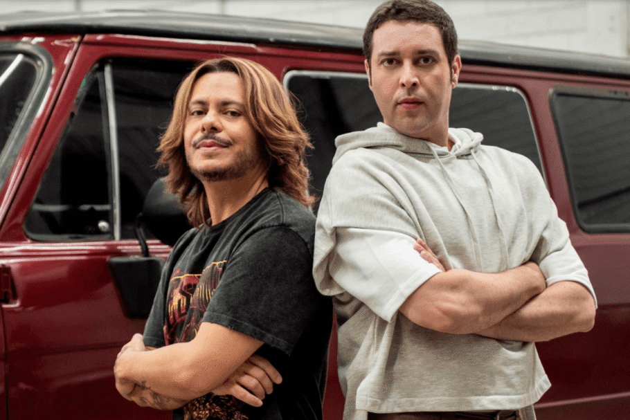 “Agentes Muito Especiais” é uma comédia policial sobre uma dupla que se infiltra em uma penitenciária carioca (Imagem: Reprodução digital | Downtown Filmes)