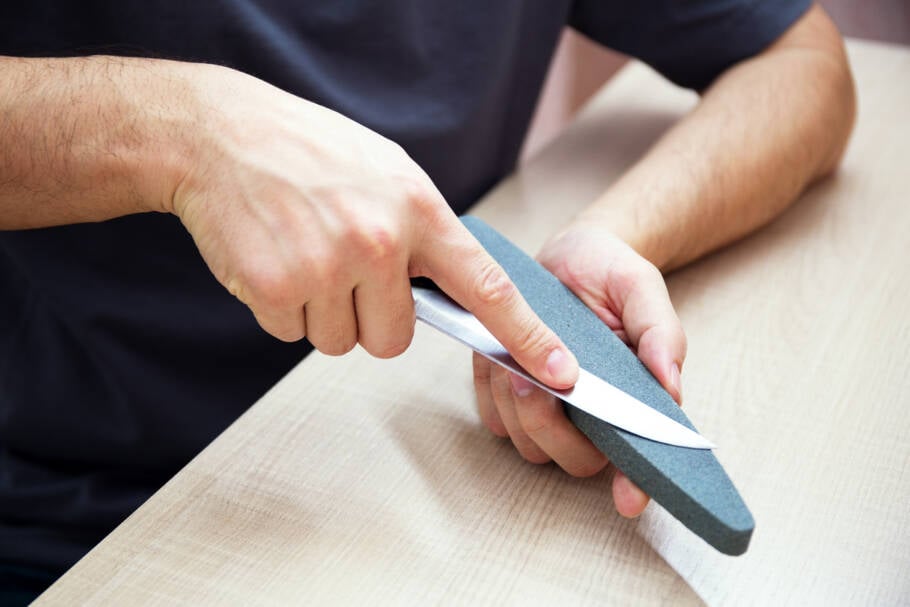 Pedra de amolar e outros objetos ajudam a deixar sua faca afiada