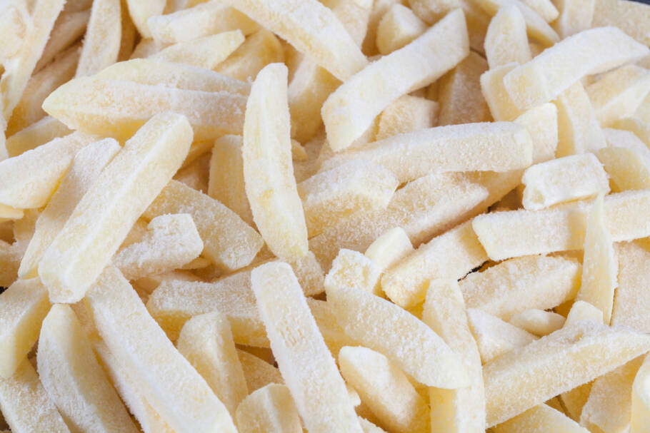 Saiba como acelerar o preparo da sua batata congelada no forno