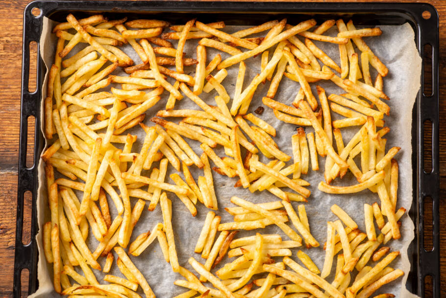 Usar o micro-ondas antes do forno deixarão suas batatas fritas congeladas mais crocantes