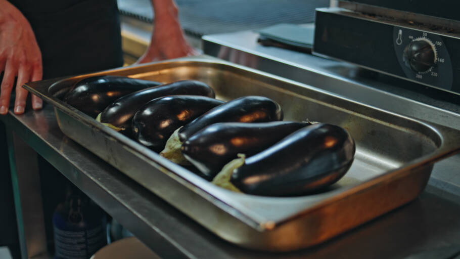 Assar a berinjela é considerado o método mais equilibrado para preservar seus nutrientes