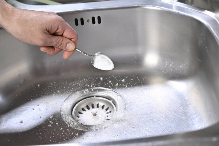 Jogar bicarbonato de sódio nos ralos da casa ajuda a neutralizar odores