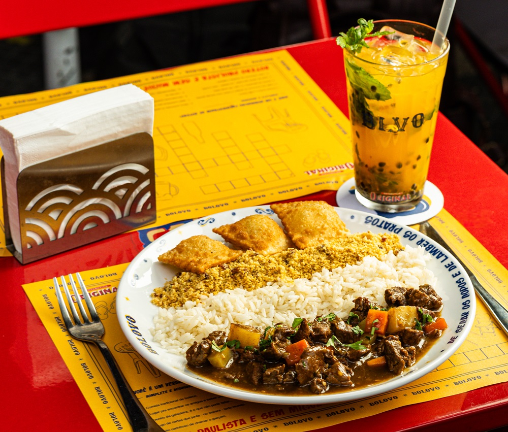 O Clássico Afetivo (R$39,90), picadinho de carne servido com farofa crocante de bacon