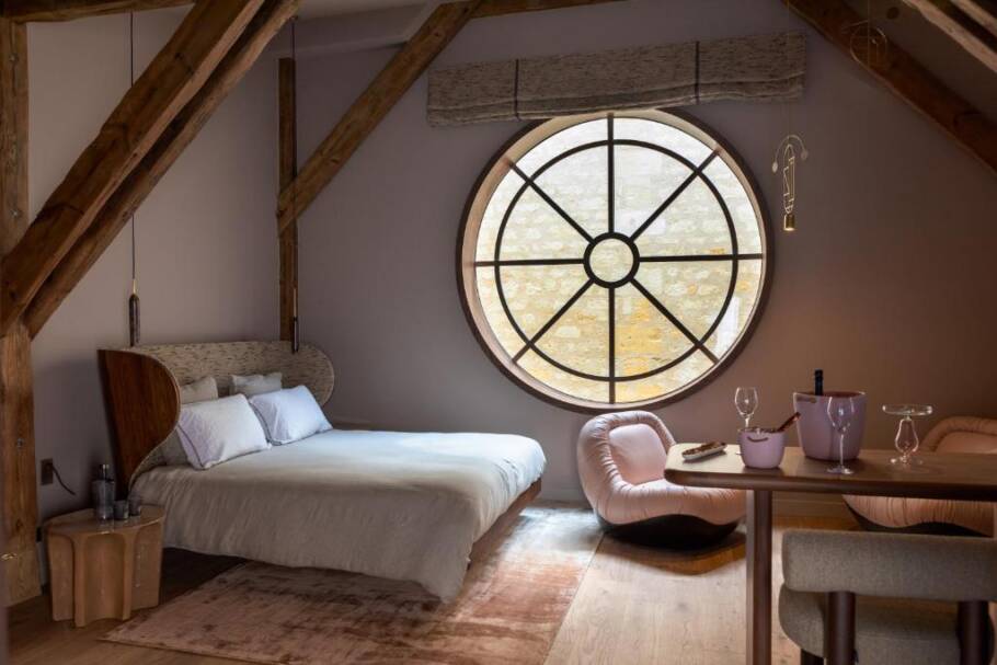 Interior de um dos quartos do luxuoso hotel YNDO em Bordeaux
