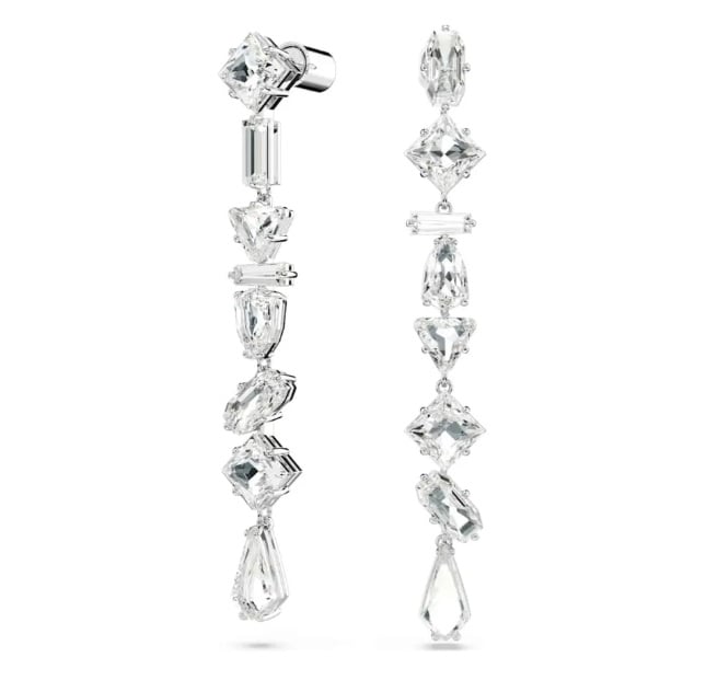 Os brincos Mesmera com design assimétrico custam R$903 na promoção