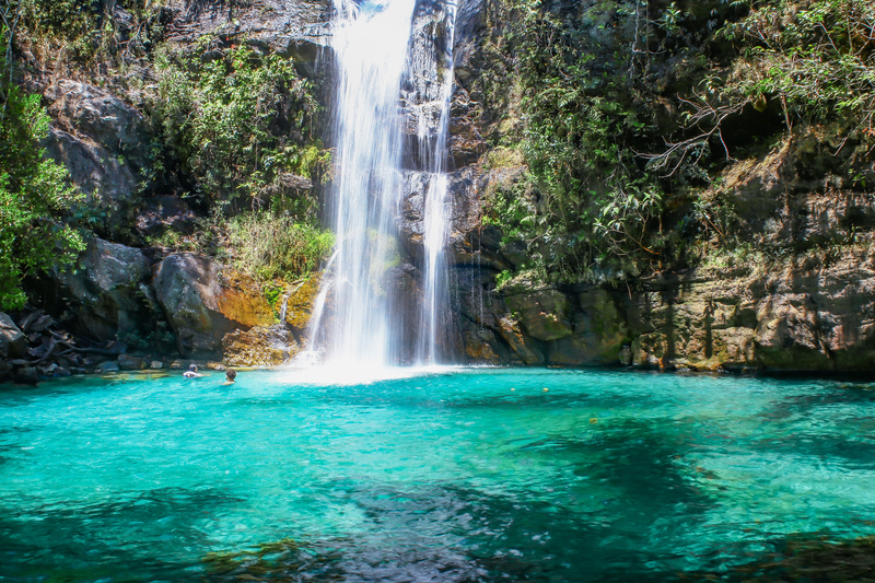 Águas cristalinas da Cachoeira Santa Bárbara, em Cavalcante (GO), atraem visitantes em busca de contato com a natureza e tranquilidade durante o Carnaval